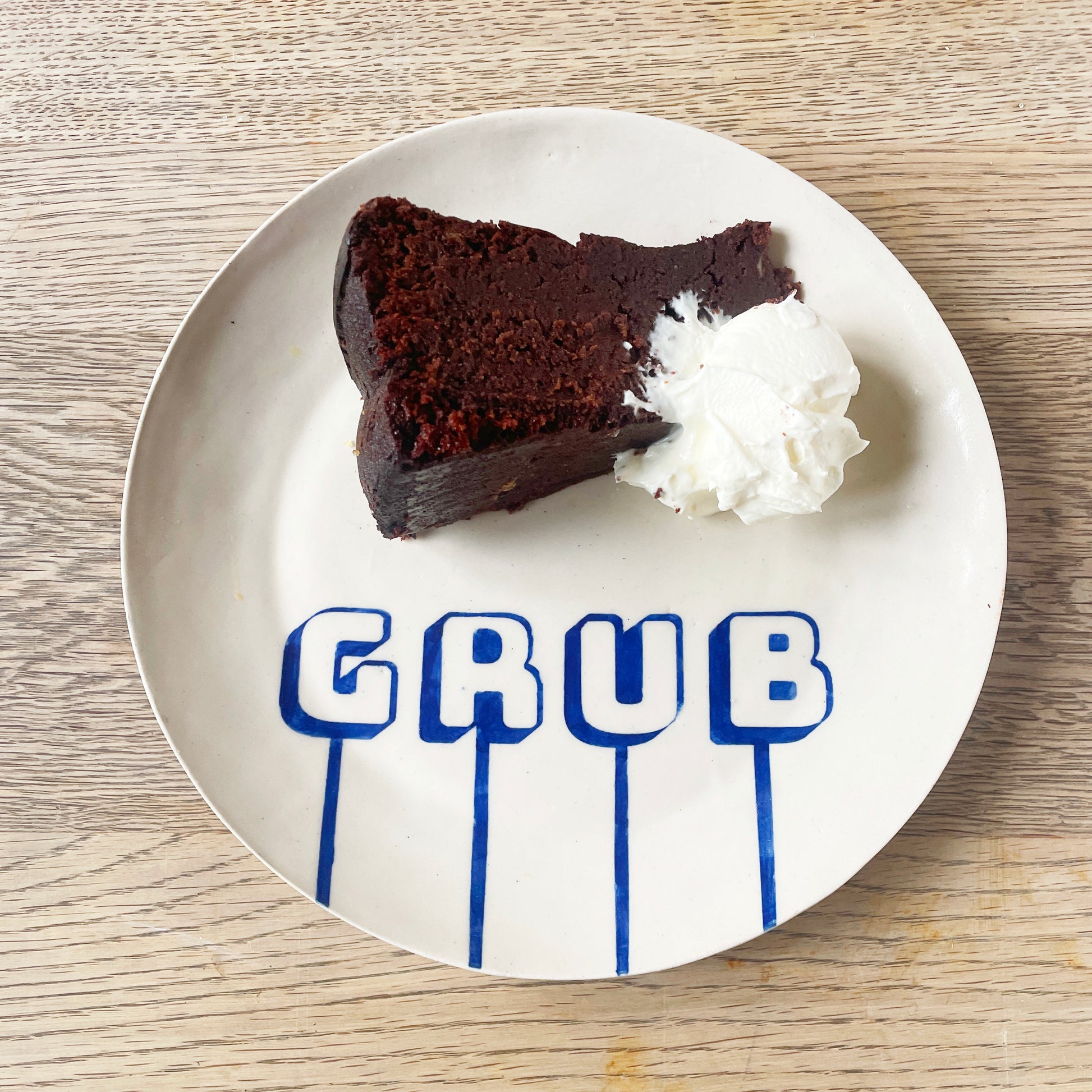 Grub plate with chocolate cake